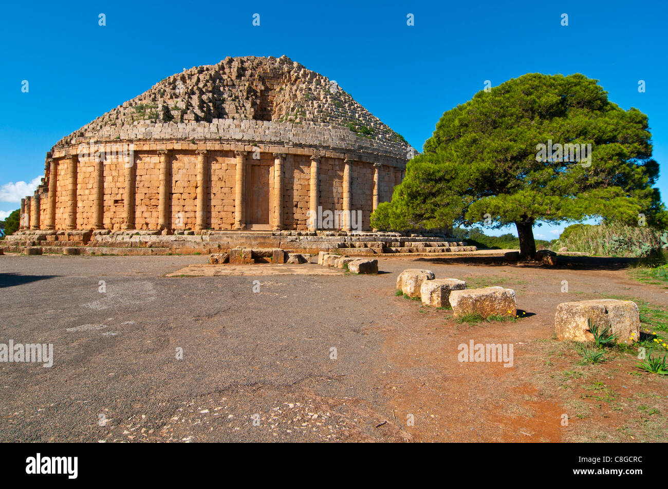 Le tombeau de la chrétienne, chrétienne ancienne pyramide, Tipasa, Site du patrimoine mondial de l'UNESCO, l'Algérie, l'Afrique du Nord Banque D'Images