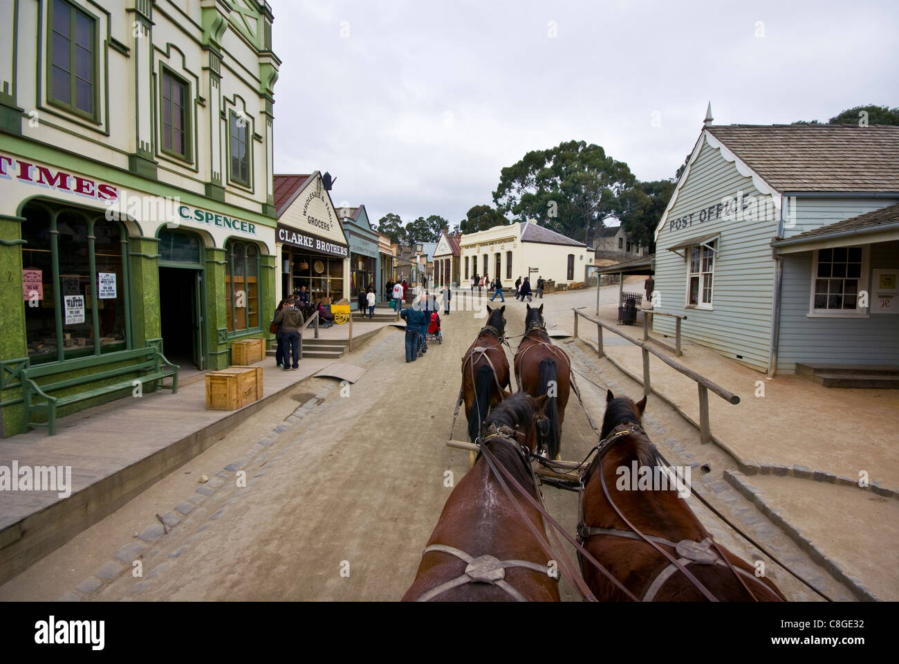 Une équipe de chevaux Clydesdale tirez une diligence dans une ville minière. Banque D'Images