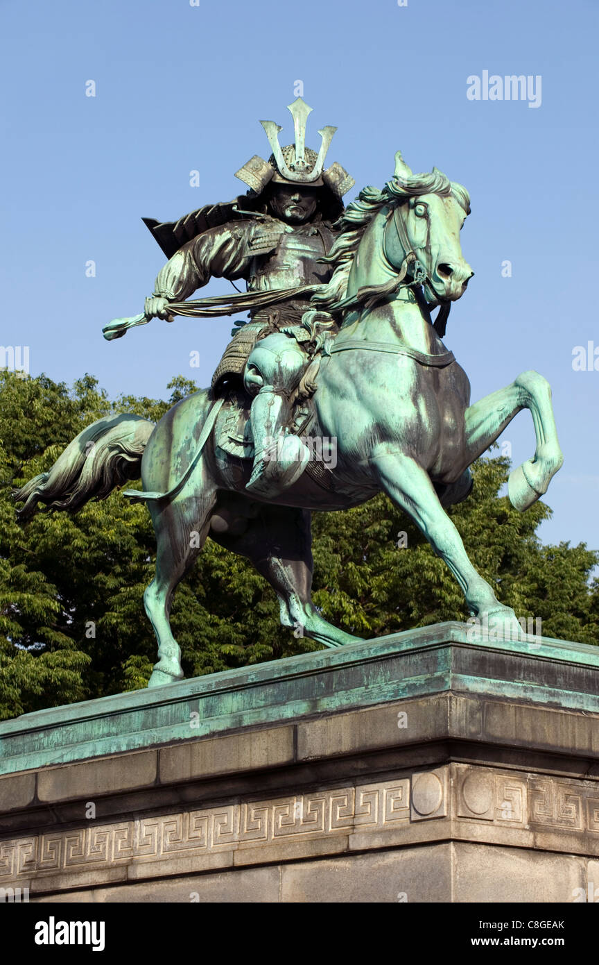 Statue de guerrier Kusunoki Masashige samouraïs à cheval dans le parc Hibiya au centre-ville de Tokyo, Japon Banque D'Images