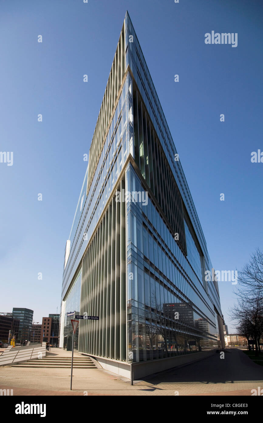Le moment de l'architecture moderne à la façade de verre conçue par Hadi Teherani, du Deichtor Center building, Hambourg, Allemagne Banque D'Images