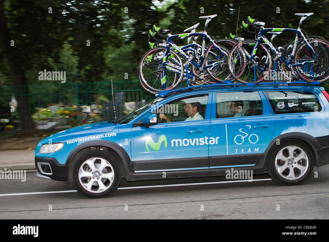 L'équipe de course de voiture avec des pièces de bicyclettes sur le toit. Le Tour de la Pologne, 2011. Banque D'Images