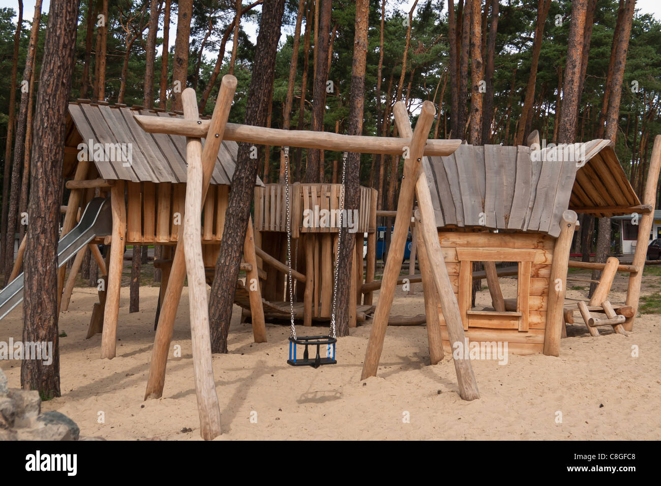 Aire de jeux pour enfants en bois naturel dans la forêt Photo Stock - Alamy
