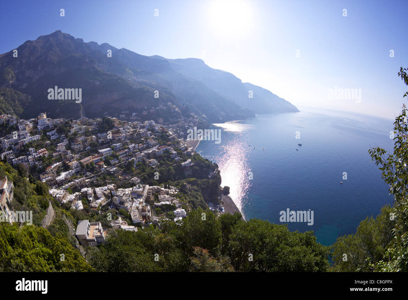 Tôt le matin dans la ville de Positano, Amalfi coast sunshine road, UNESCO World Heritage Site, Baie de Naples, Campanie, Italie Banque D'Images