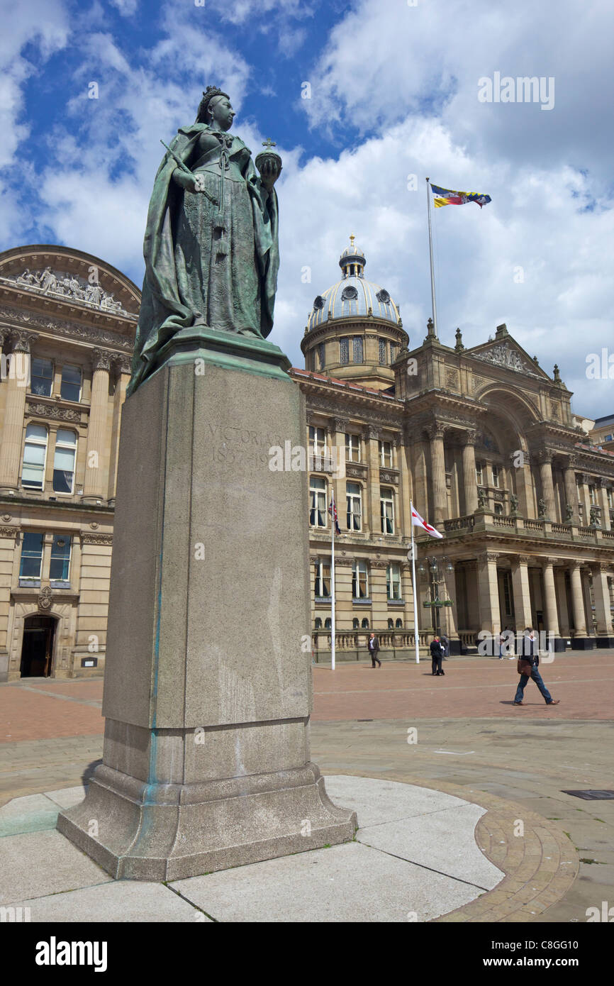 Statue de la reine Victoria et de la Mairie de soleil du printemps, Birmingham, West Midlands, England, United Kingdom Banque D'Images