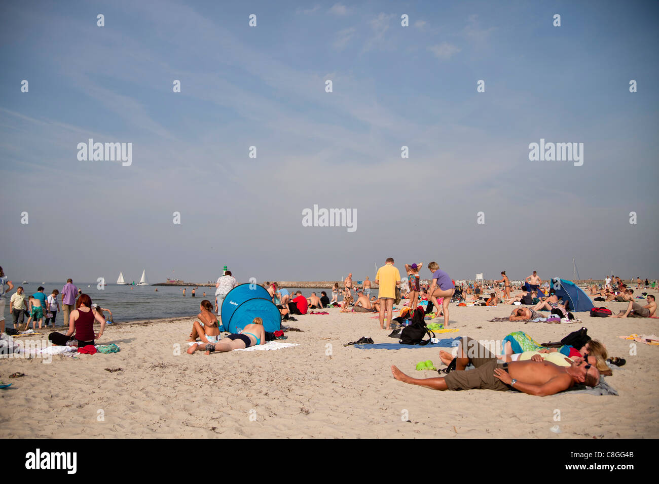 La plage animée de Rostock sur la mer Baltique, Rostock, Mecklembourg-Poméranie-Occidentale, Allemagne, Europe Banque D'Images