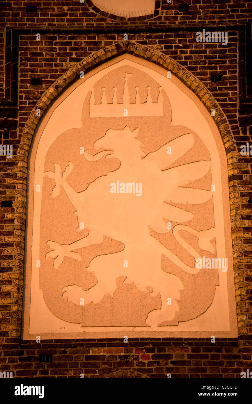 Armoiries sur la porte de ville Kroepeliner Tor, Rostock, Mecklenburg-Vorpommern, Allemagne Banque D'Images