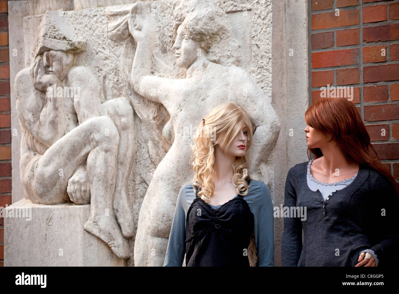 Mannequins en face d'une boutique de vêtements et de secours sur le "Fünfgiebelhaus' dans la zone piétonne de Rostock, Allemagne, Europe Banque D'Images