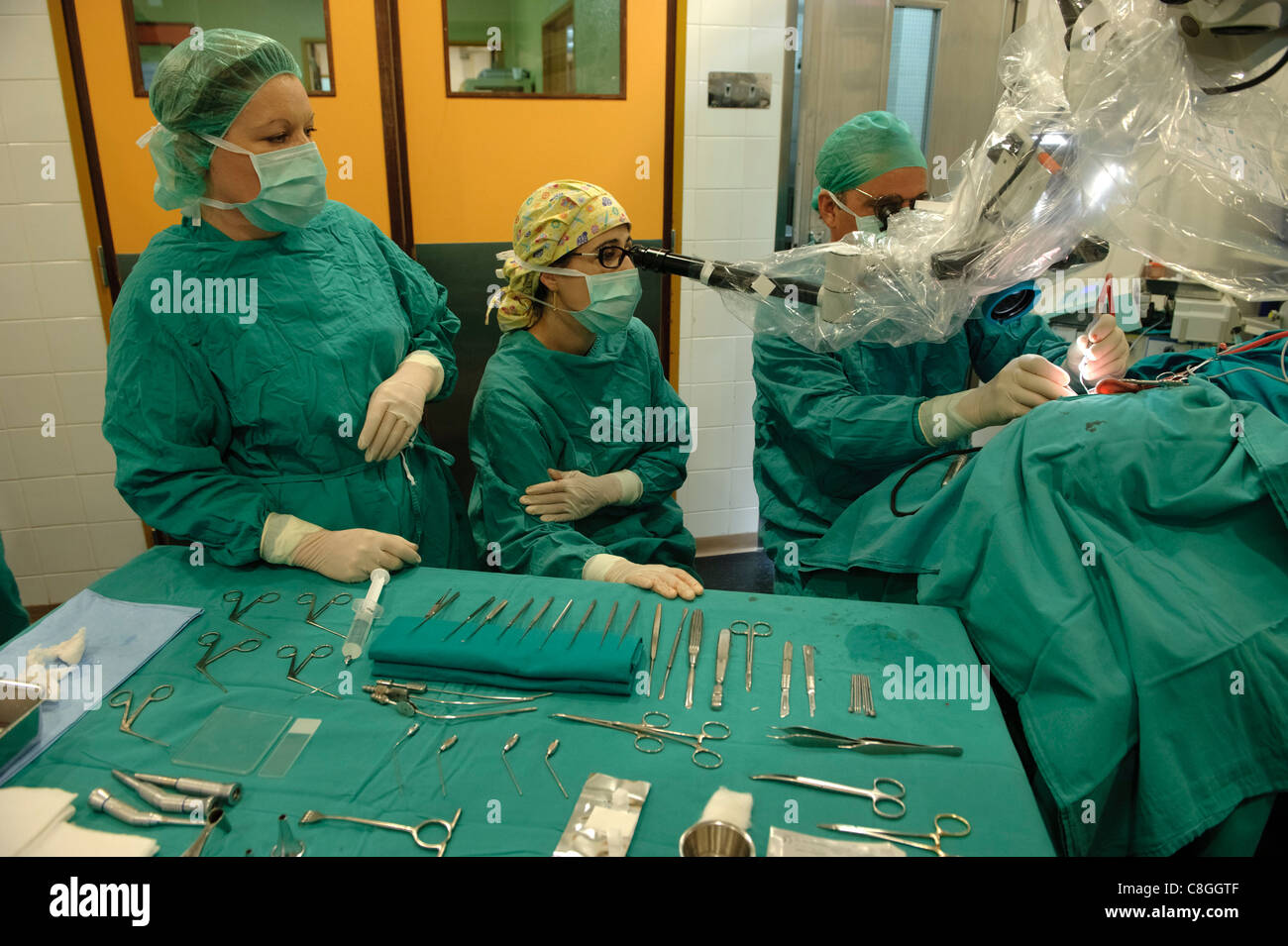 Médecins pratiquant la chirurgie dans la salle d'exploitation Banque D'Images