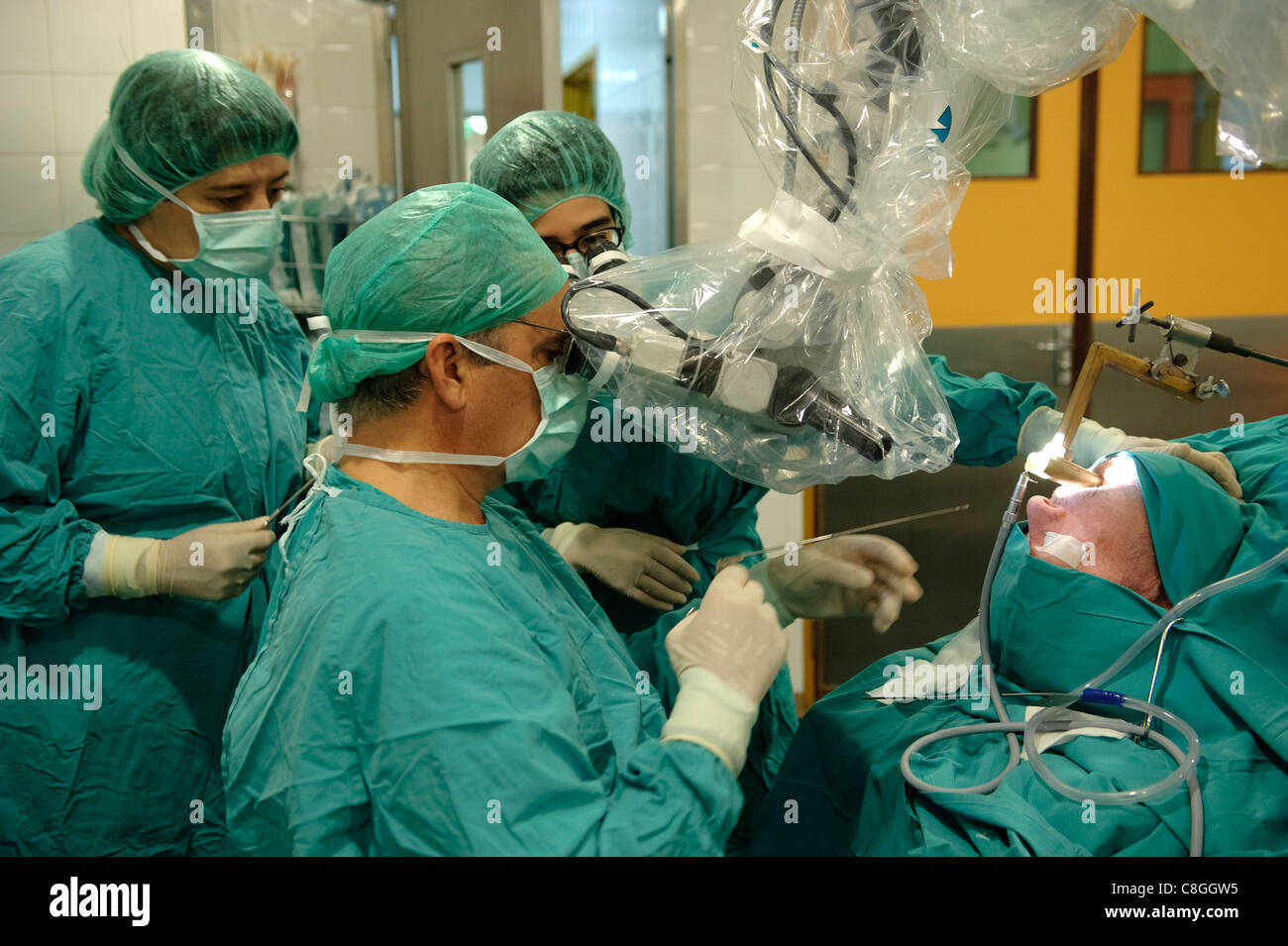 Médecins pratiquant la chirurgie dans la salle d'exploitation Banque D'Images