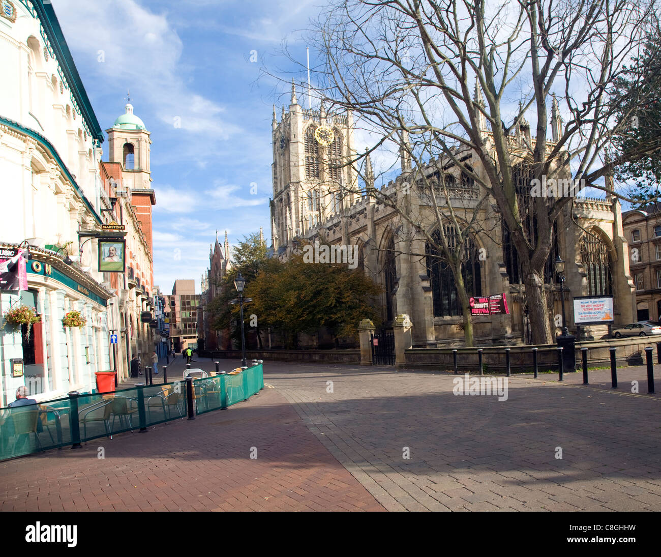 L'église Holy Trinity et le Kingston pub, Hull, Yorkshire, Angleterre Banque D'Images