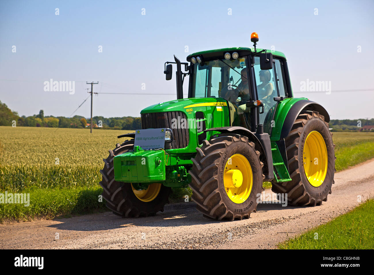 Tourner le tracteur par le Lincolnshire Wolds Banque D'Images