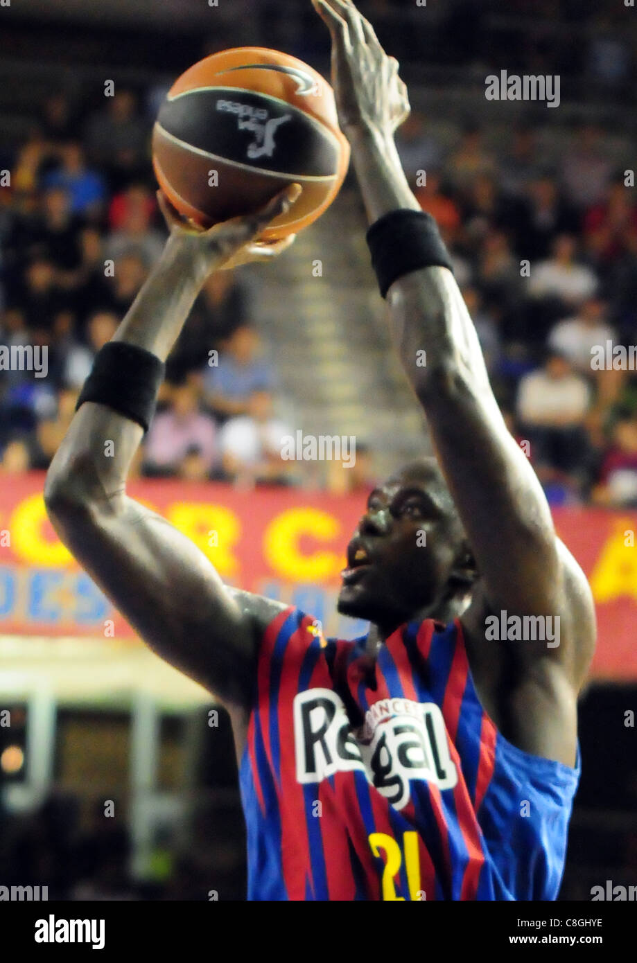 Joueur de basket-ball FC Barcelone Boniface N'Dong (Sénégal) pendant le  match avec panier Bilbao Bizkaia Photo Stock - Alamy