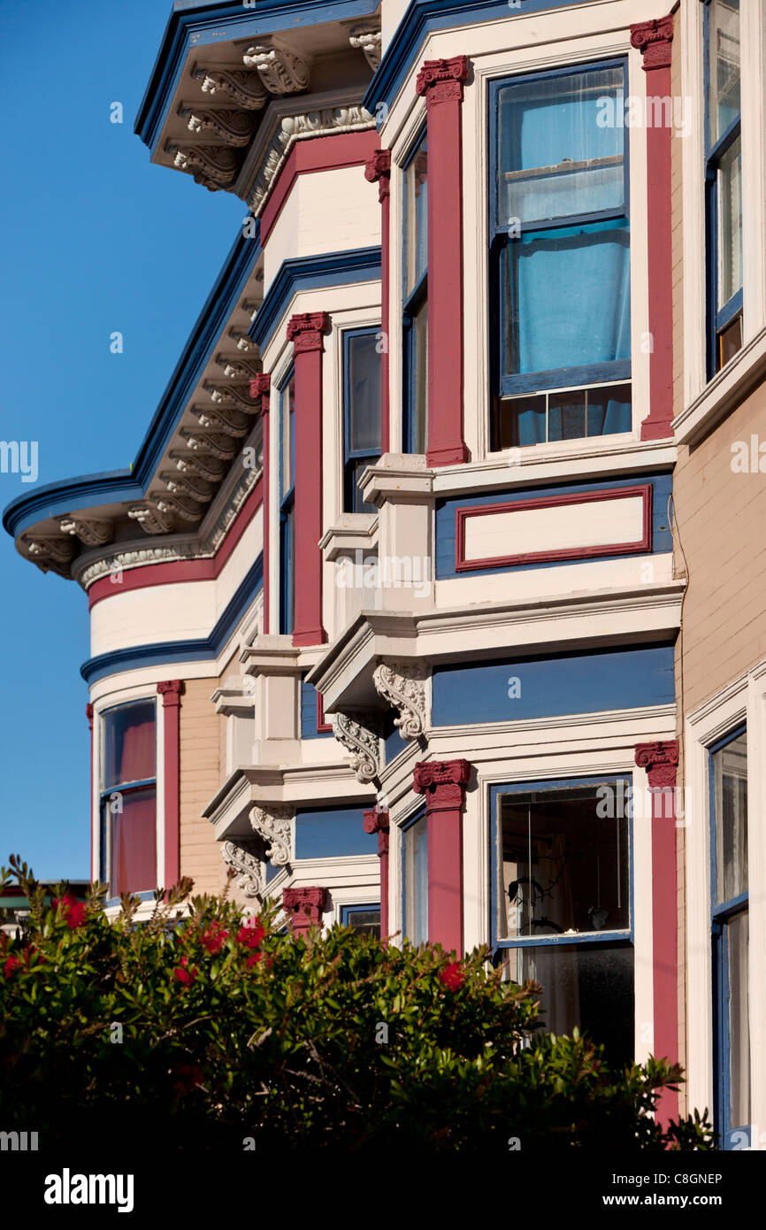 Les maisons de style victorien et des appartements dans le quartier de Haight Ashbury de San Francisco, California USA Banque D'Images