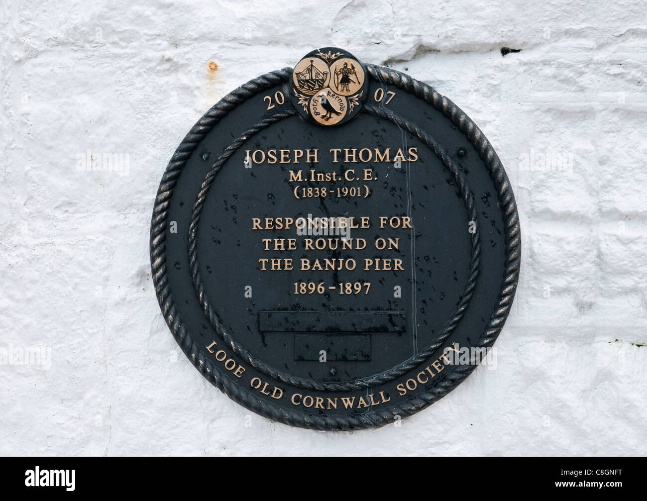 Plaque commémorant Joseph Thomas, responsable de la série sur le banjo Pier, Looe, Cornwall, UK Banque D'Images