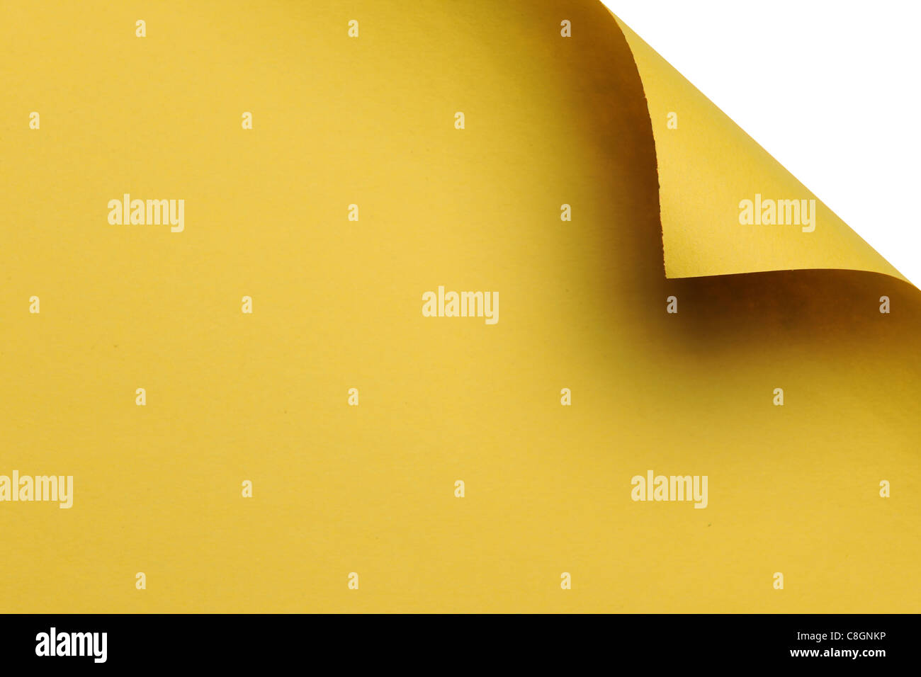 Papier jaune avec coin plié sur un fond blanc. Banque D'Images