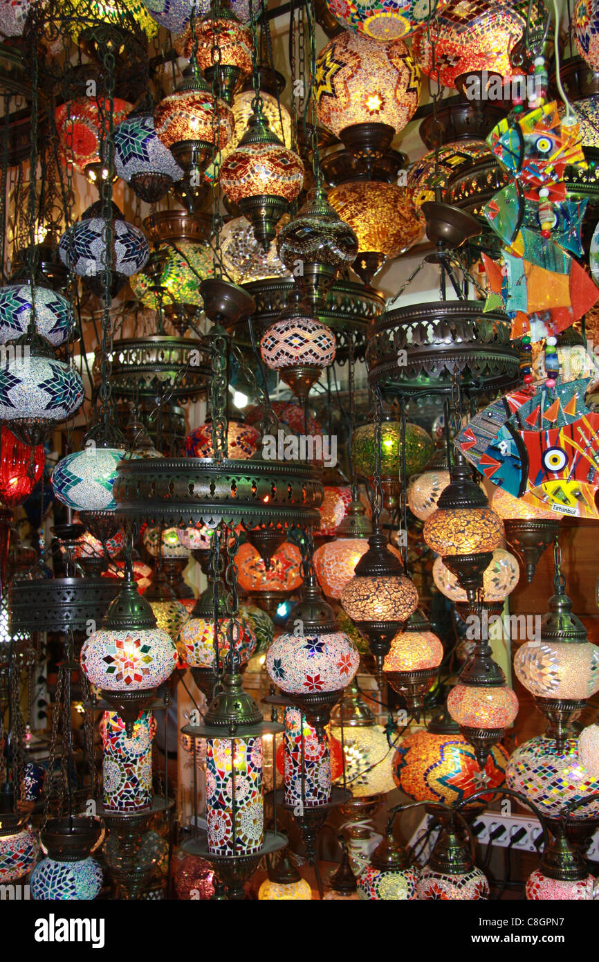 Istanbul, Turquie, grand, grand bazar Kapali Carsi,,, marché, lampes, lanternes, couleurs, Voyage, tourisme Banque D'Images