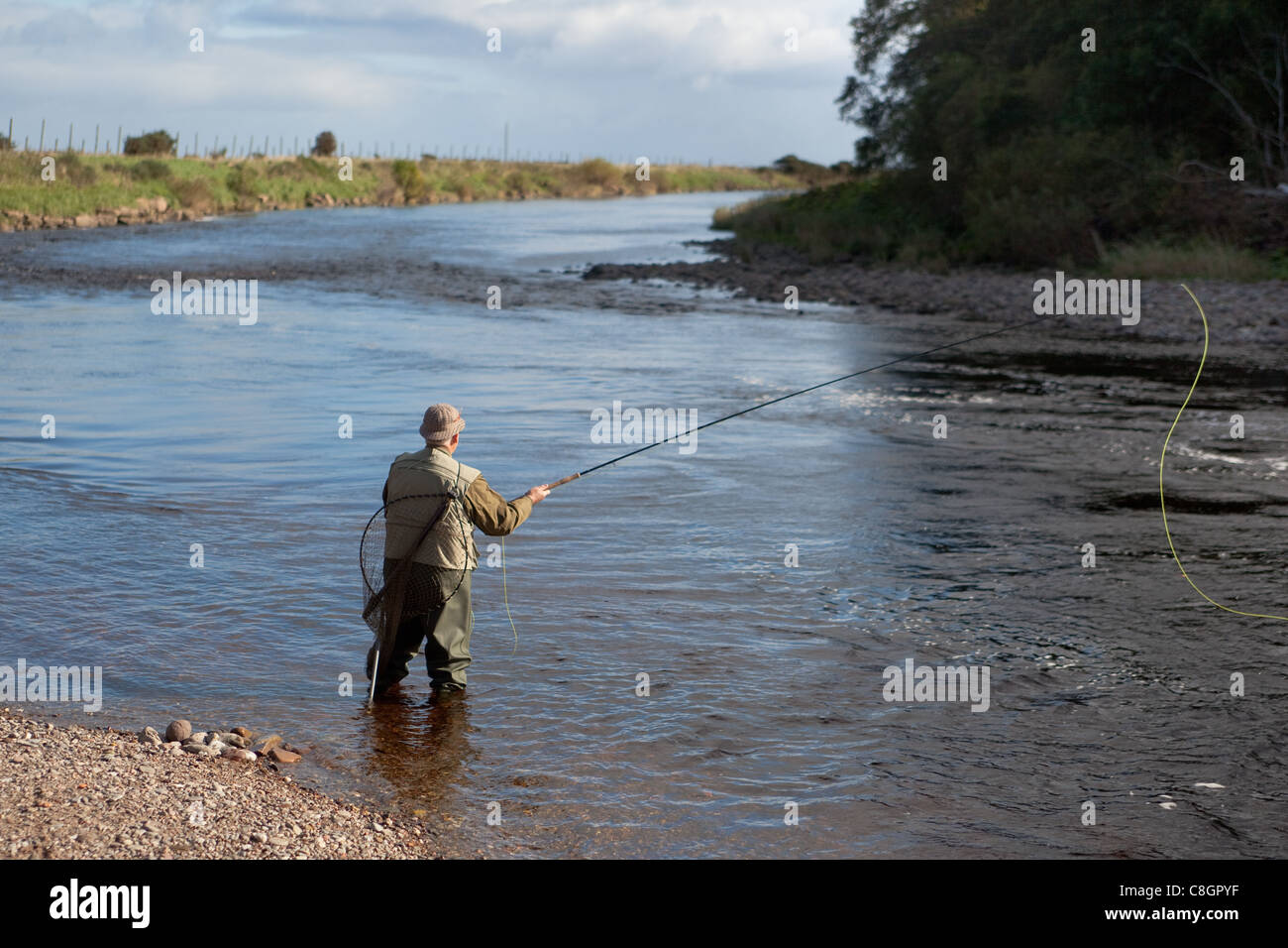 Pêcheur à la mouche pour les saumons remonter le cours d'eau North Esk Montrose Ecosse UK Banque D'Images