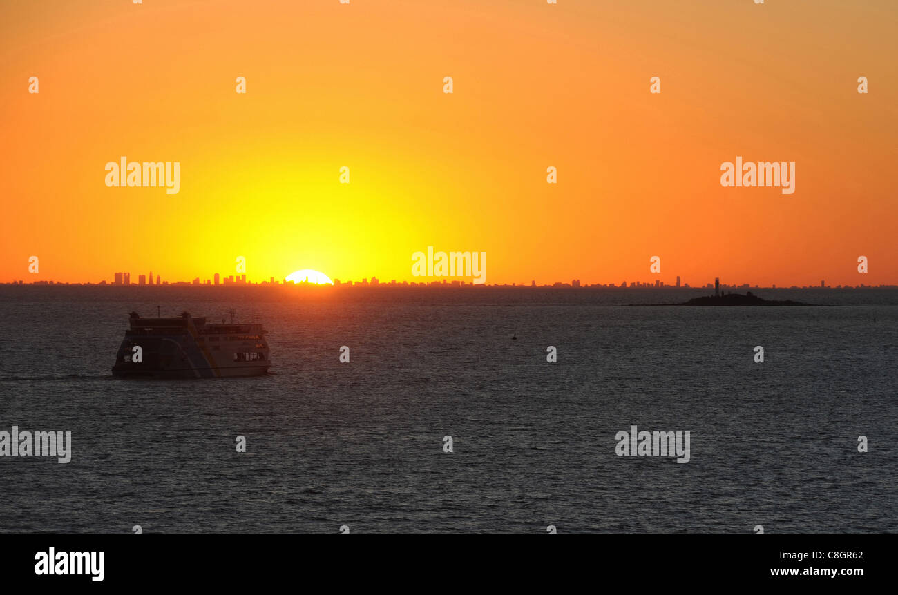 L'Argentine, l'Amérique du Sud, Buenos Aires, ligne d'horizon, la mer, le coucher du soleil, bateau Banque D'Images