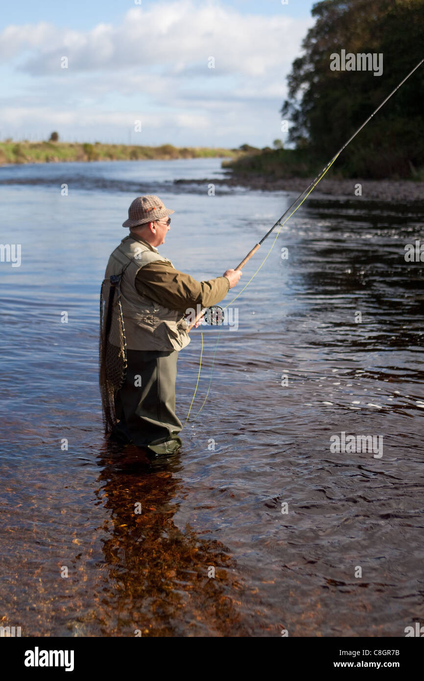 Pêcheur à la mouche pour les saumons remonter le cours d'eau North Esk Montrose Ecosse UK Banque D'Images