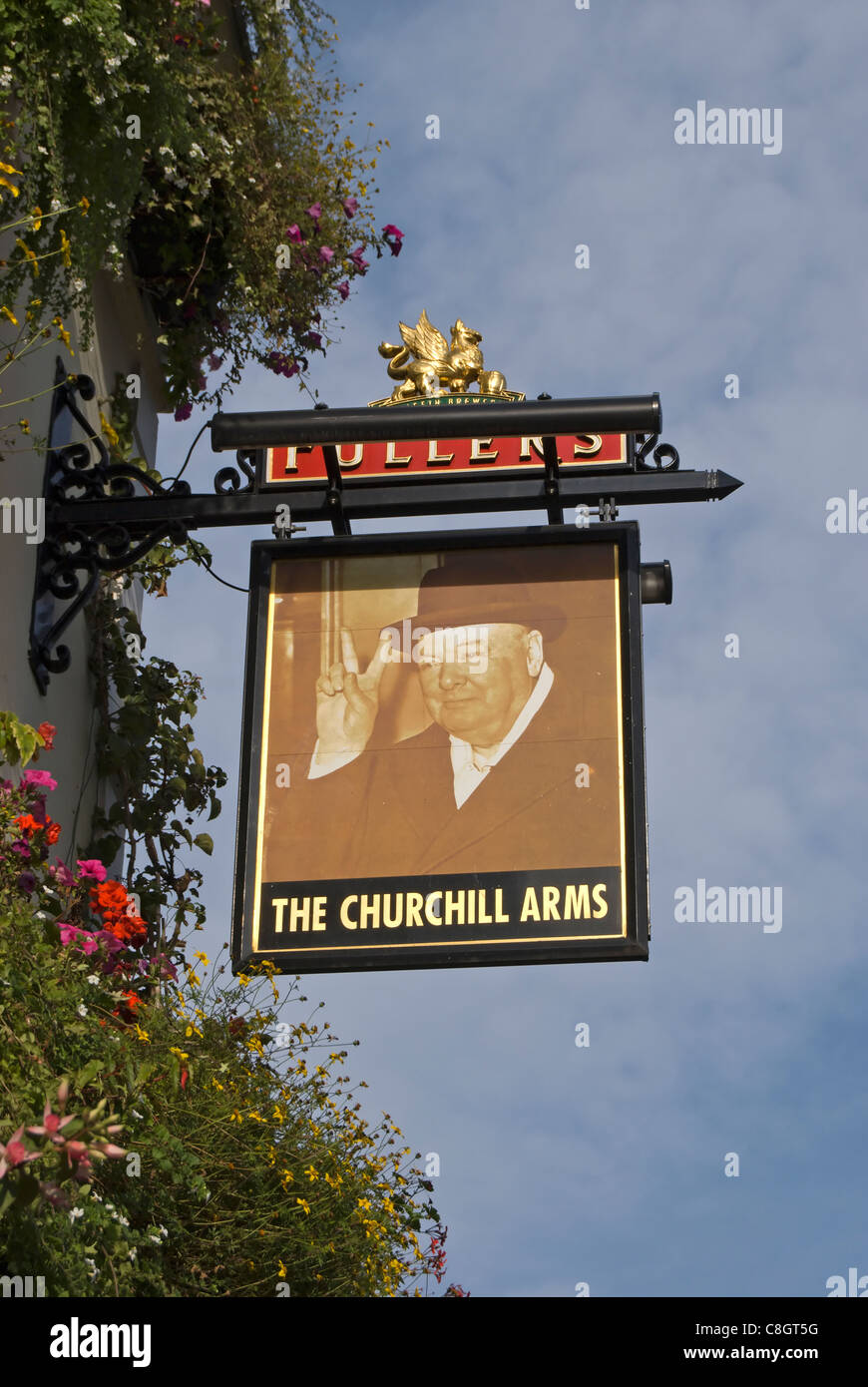 British pub signe pour le Churchill arms, Kensington Church Street, Londres, Angleterre, représentant Churchill's v pour victoire Banque D'Images