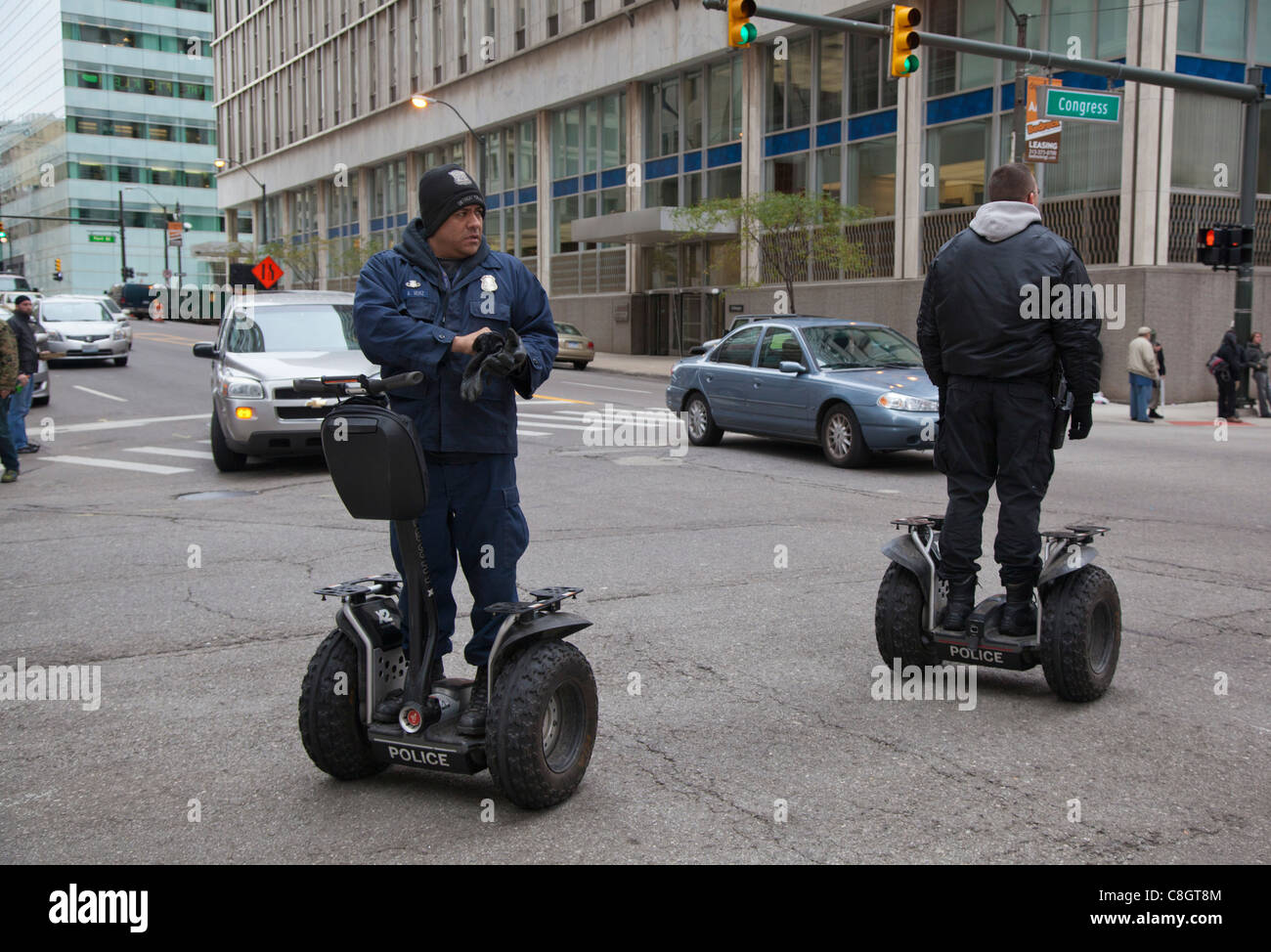 Detroit, Michigan - les agents de police dans les rues du centre-ville de patrouille sur personnels Segway véhicules de transport. Banque D'Images