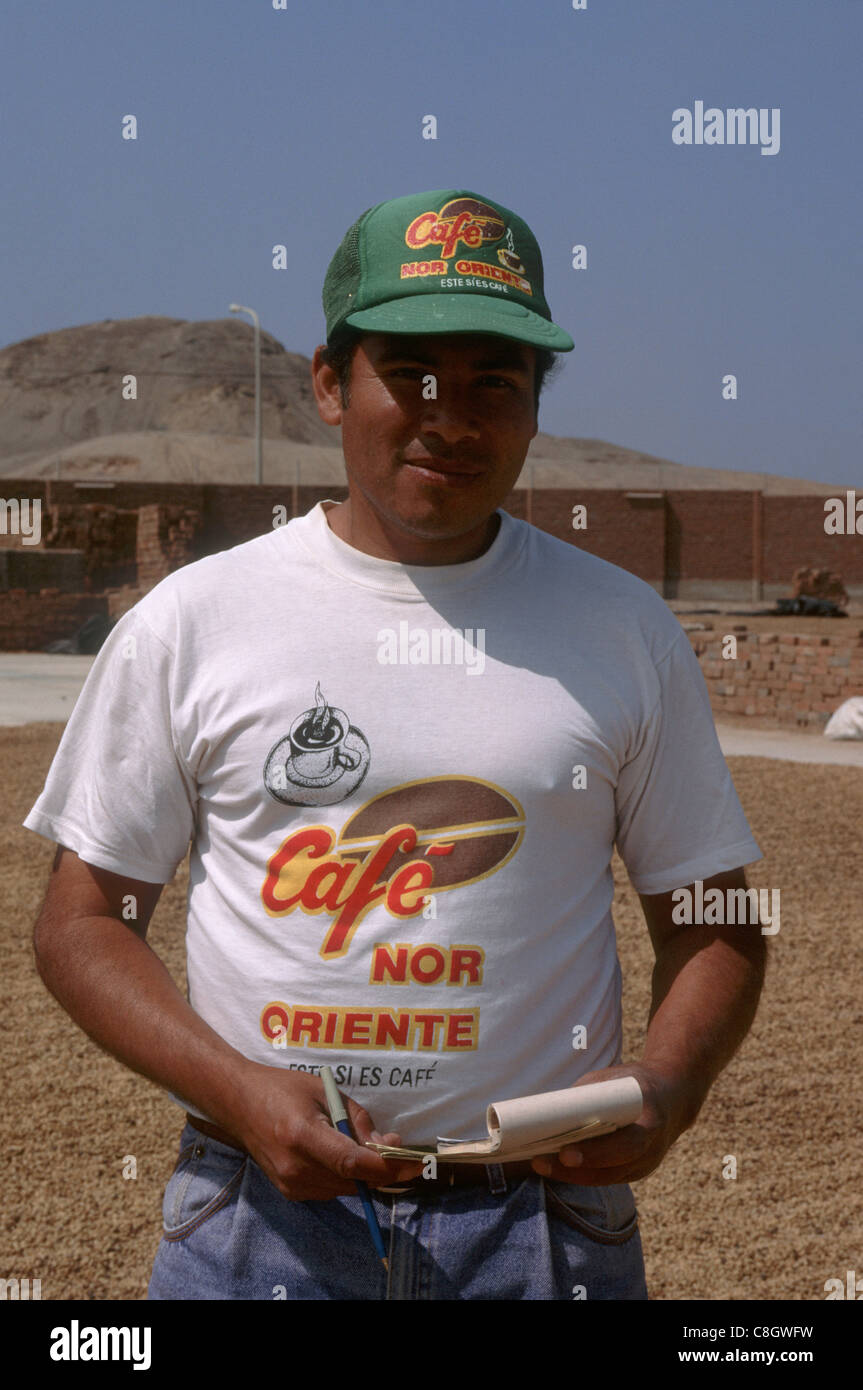 Chiclayo, Pérou. Travailleur, ni café Oriente, un partenaire du commerce équitable co-operative fournisseur de Cafe, café Direct séchant au soleil. Banque D'Images