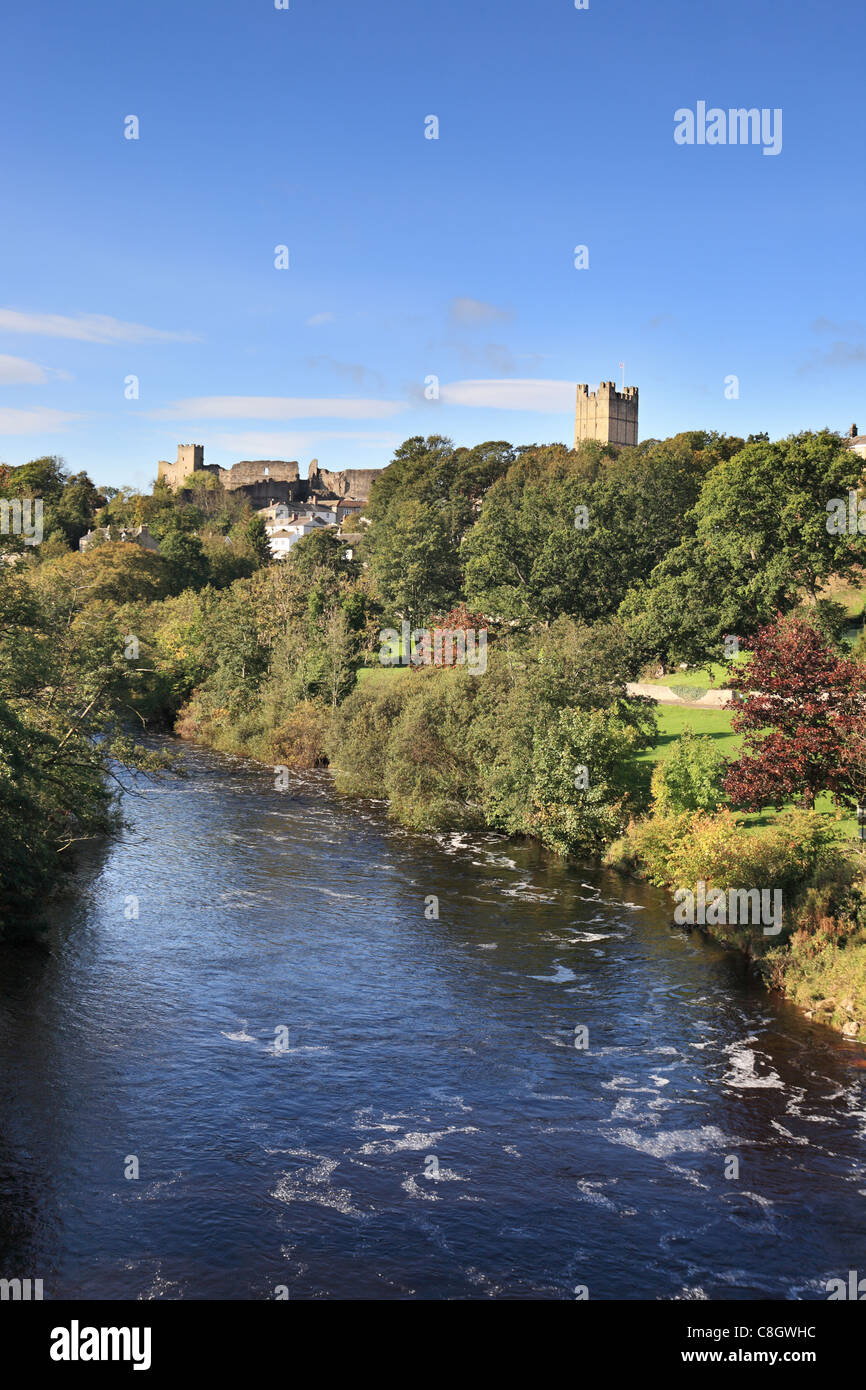 Château de Richmond vu de la rivière Swale, North Yorkshire, Angleterre Banque D'Images