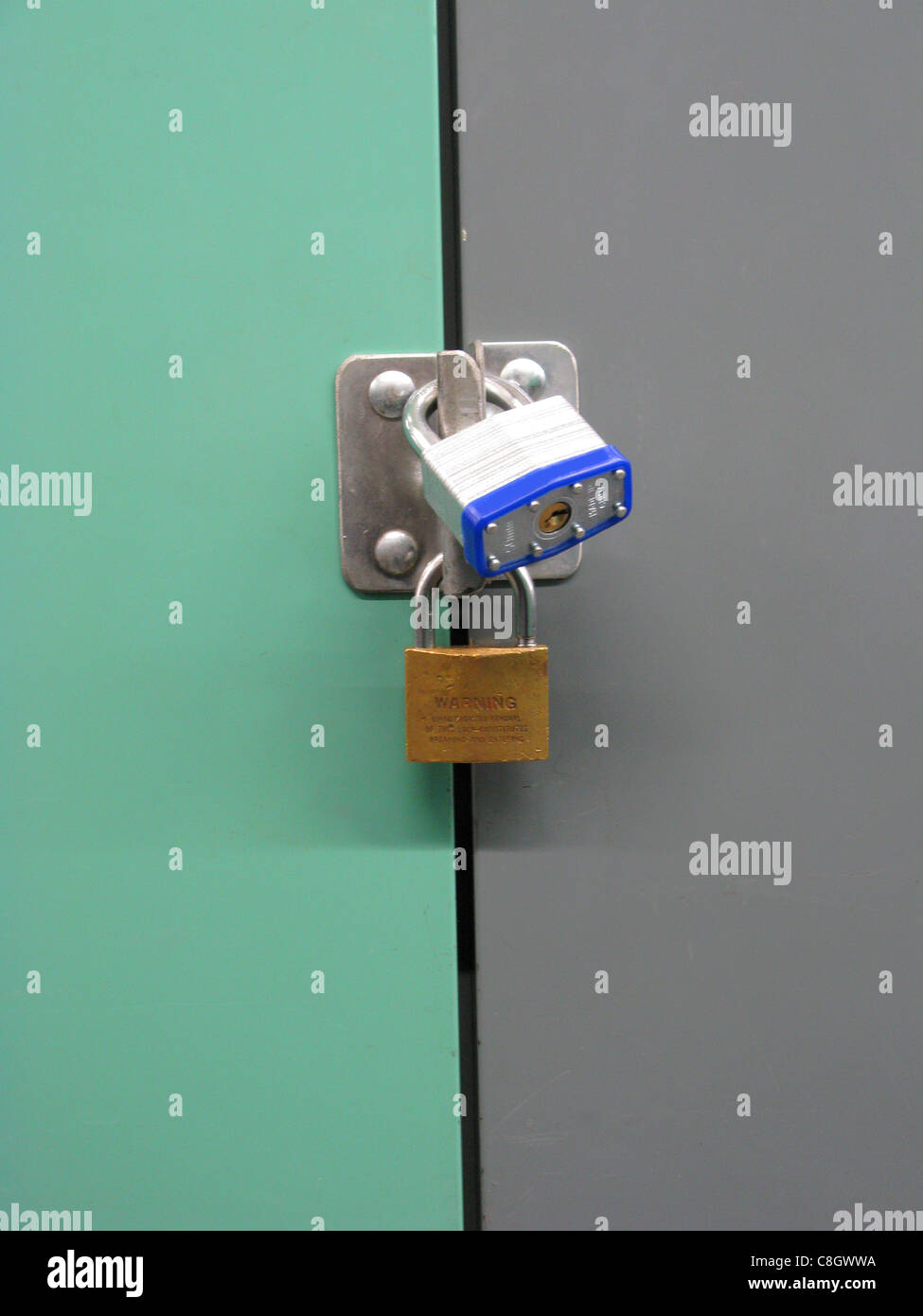 Deux cadenas sur une porte porte de rangement en métal Banque D'Images