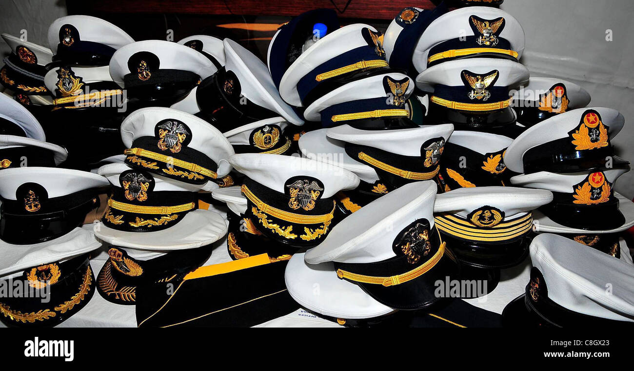 Couvre la marine appartenant à des participants de pays à travers le monde s'asseoir sur une table à bord de la frégate de classe ANZAC australienne Banque D'Images