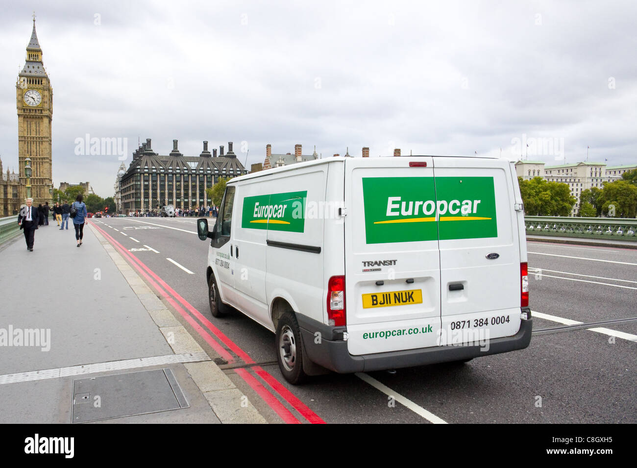 Un van de location Europcar réparties sur Westminter Bridge, Londres, bloquait partiellement la voie cyclable Banque D'Images