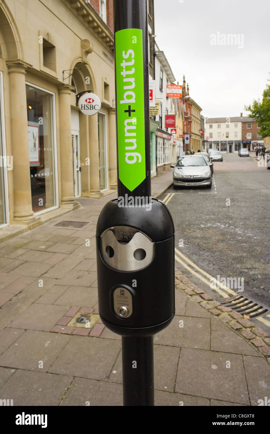 Bac désigné pour la gomme et les mégots à Bury St Edmunds, Royaume-Uni, Octobre 2011 Banque D'Images