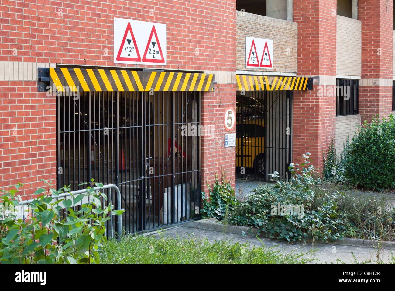 Plusieurs étages de signalisation indiquant la hauteur maximale des véhicules autorisés Banque D'Images
