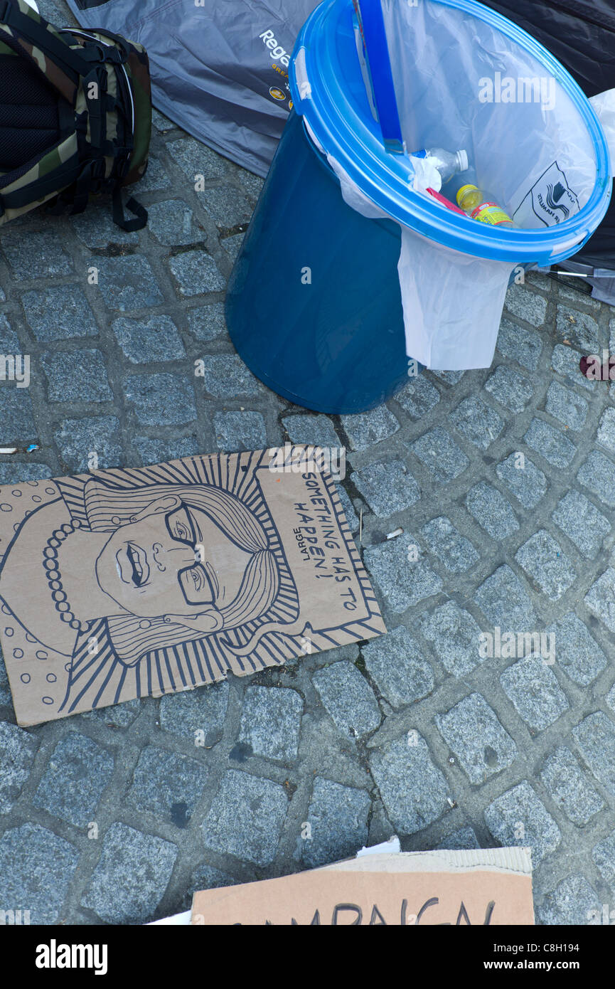 Placard avec slogan à la protestation capitaliste anti St.Paul's Cathedral, Londres lundi 24 octobre 2011 Banque D'Images