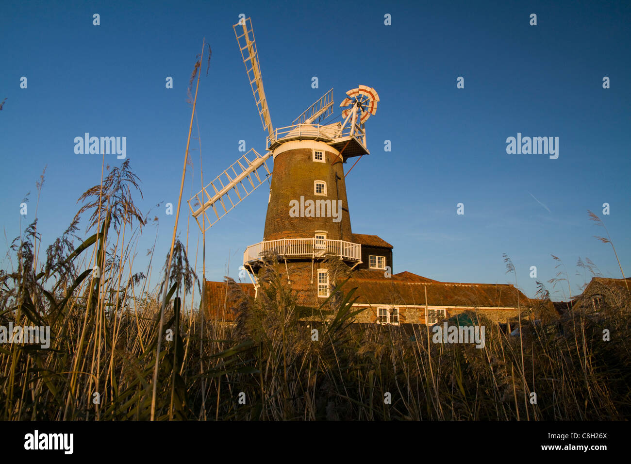 Moulin à Claj claj suivant la mer à Norfolk en photo contre un ciel bleu Banque D'Images