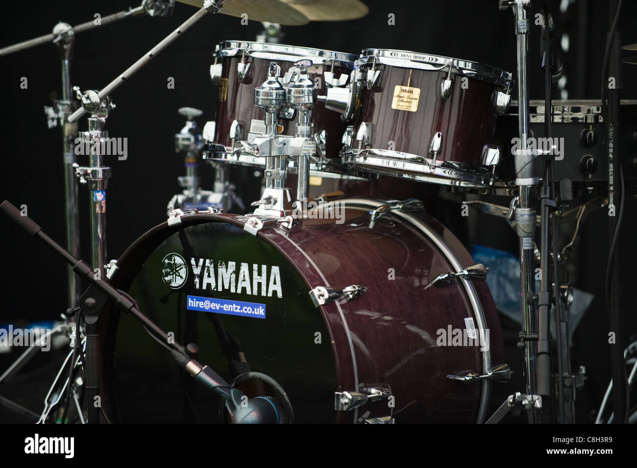 Kit de batterie Yamaha sur scène Brecon Jazz Festival 2011 Banque D'Images