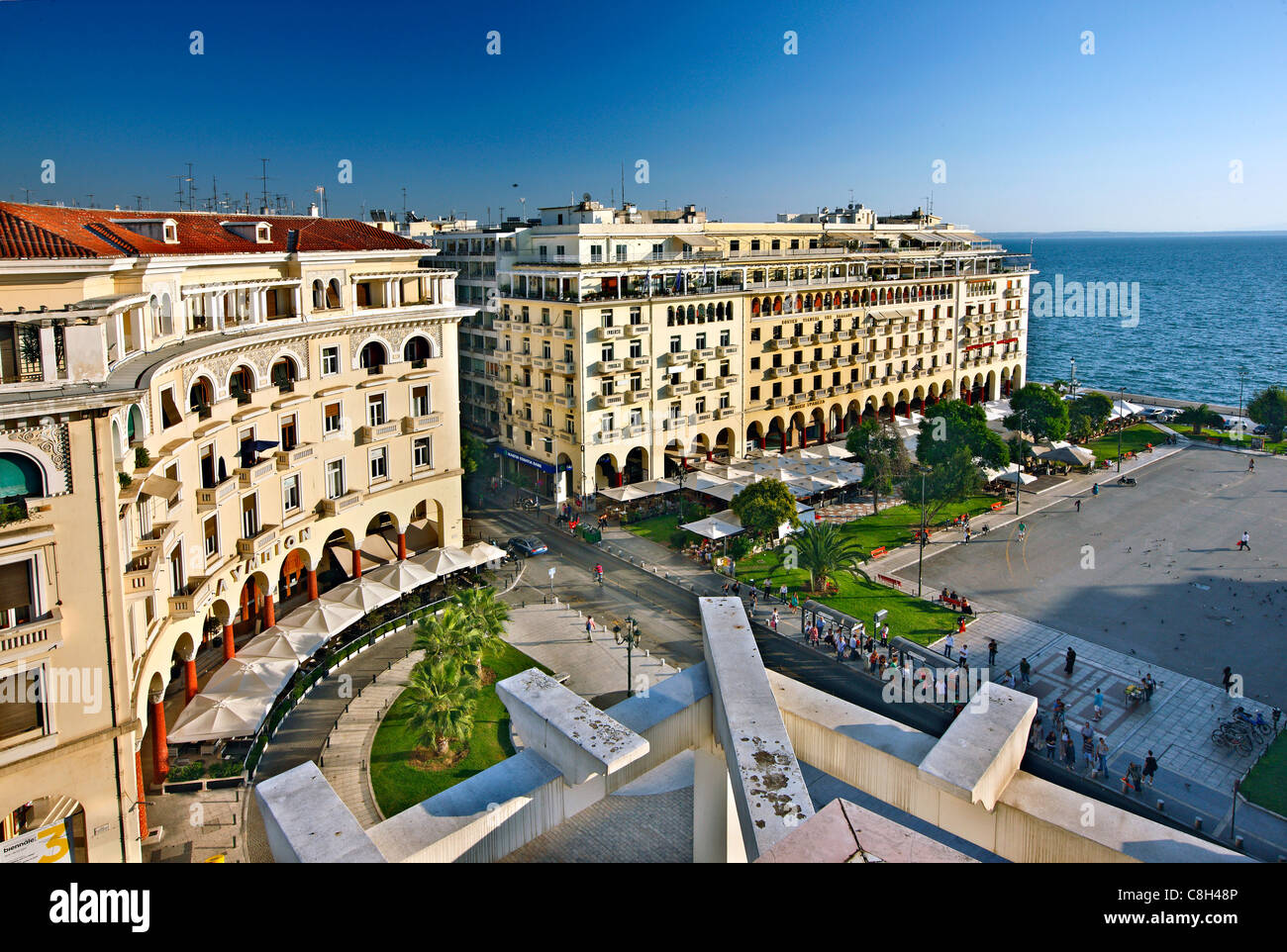 Vue partielle de la place Aristote, une des places principales de Thessalonique avec quelques bâtiments impressionnants. Macédoine, Grèce Banque D'Images