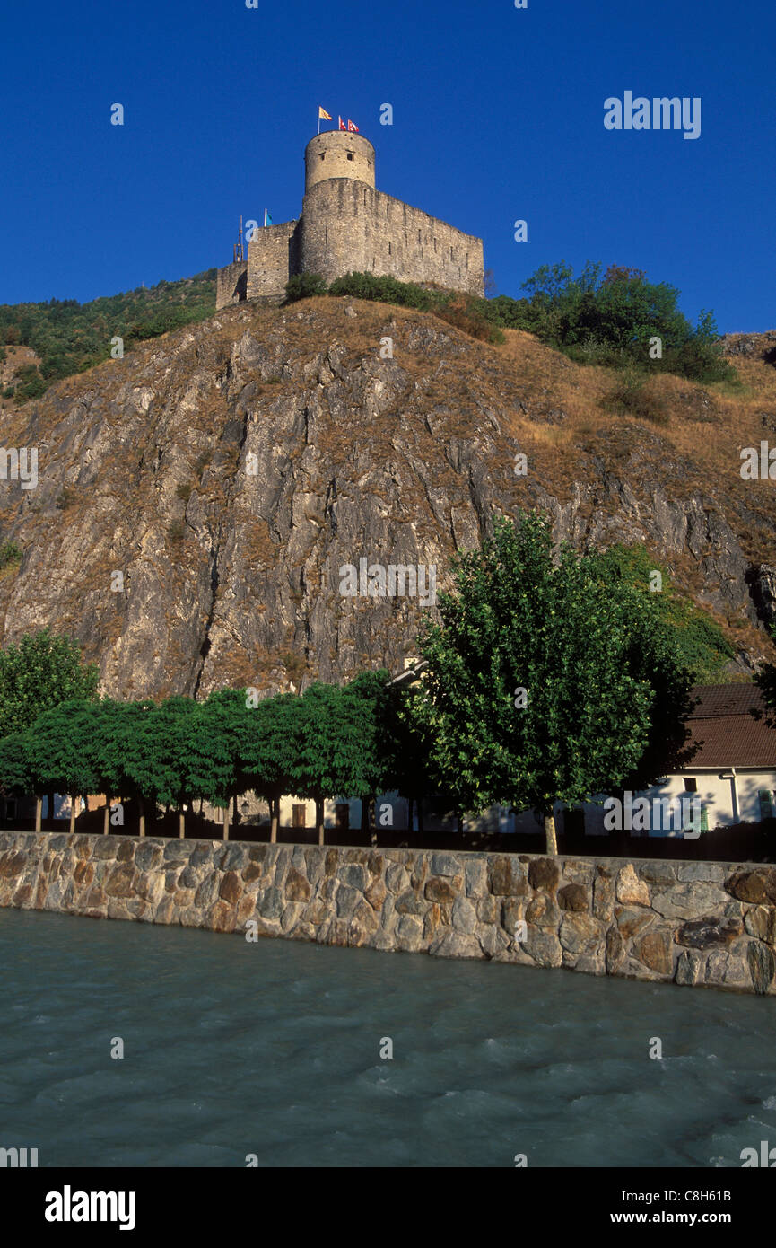 La Suisse, l'Europe, Valais, Martigny, drapeau, été, montagne, montagnes, château de la Batiaz, château, verrou, ville, ville, Banque D'Images