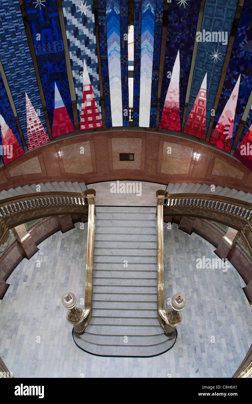 Escalier suspendu au-dessus des bannières dans la rotonde du capitole du Colorado à Denver Banque D'Images