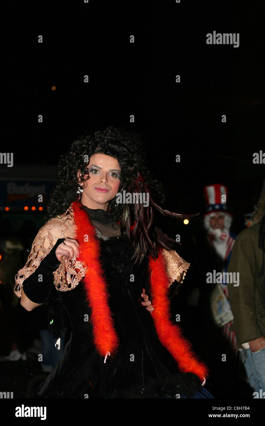 Les participants habillés en costume de participer à l'assemblée annuelle de la parade d'Halloween à Greenwich Village, New York. Banque D'Images