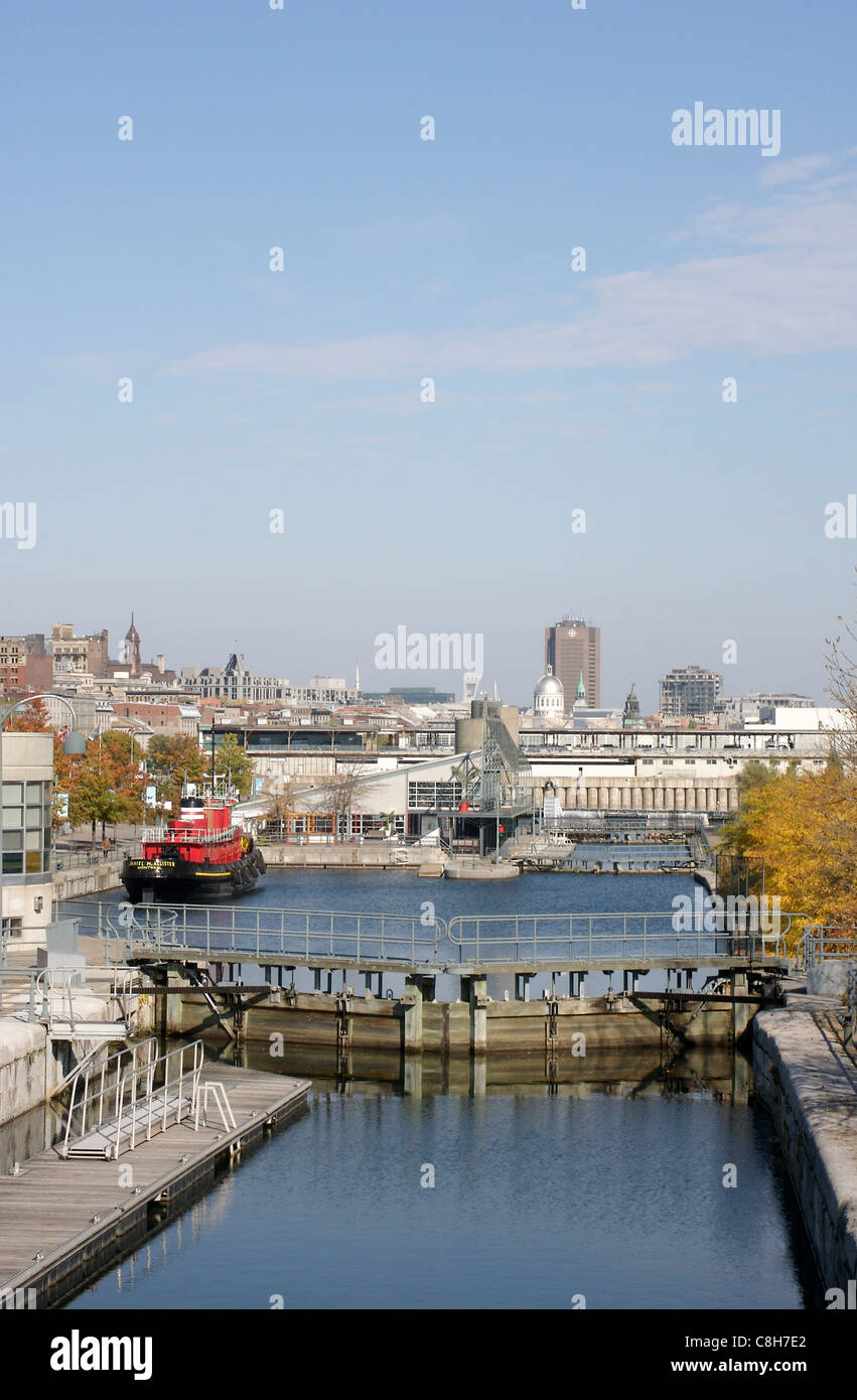 Canaux et écluses le long du Vieux Port de Montréal, en vue de la ville en arrière-plan Banque D'Images