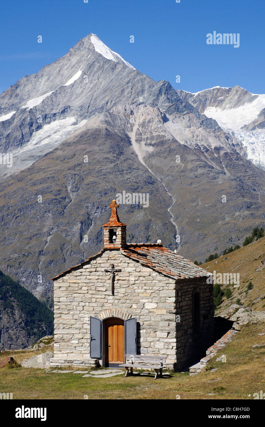 Une petite chapelle élevée dans la région du Valais des Alpes suisses et le Weisshorn au-delà Banque D'Images