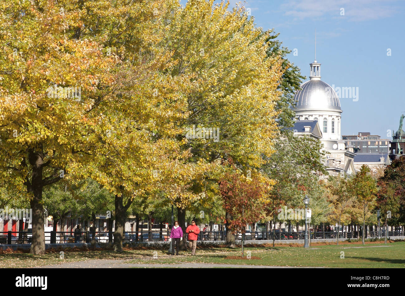 Un couple marche et profiter de la couleur à l'automne dans le quartier du Vieux Port de Montréal, Canada avec le Marché Bonsecours à l'arrière-plan Banque D'Images