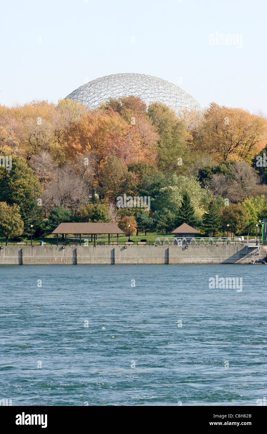 La Biosphère de Montréal visible à travers les couleurs de l'automne au Parc Jean Drapeau sur l'Île Sainte-Hélène à Montréal, Canada Banque D'Images