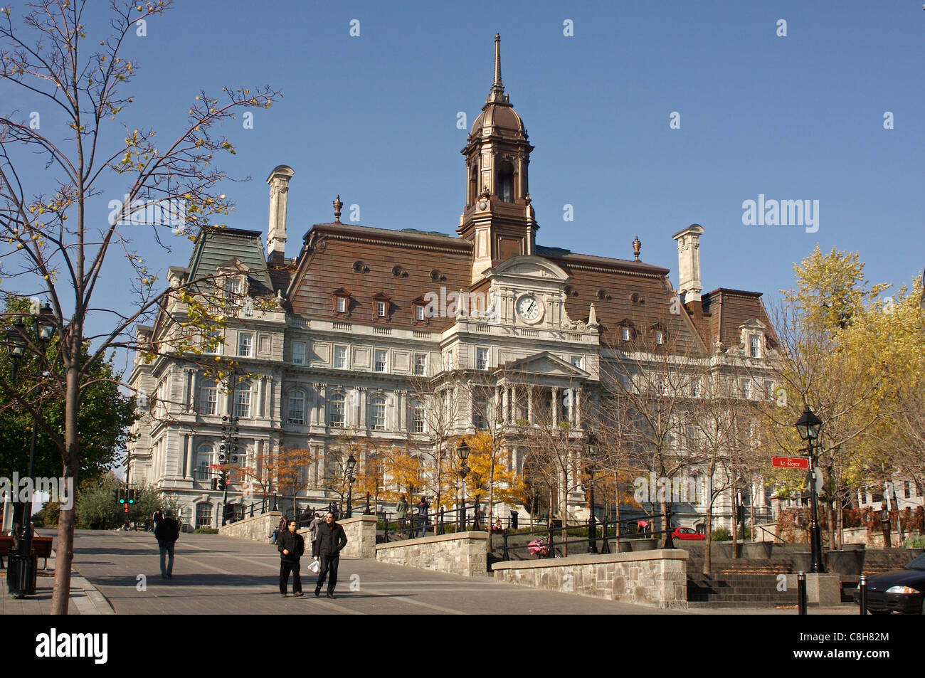 Les gens marchent à travers la Place Jacques Cartier avec l'Hôtel de Ville de Montréal en arrière-plan, le Canada Banque D'Images