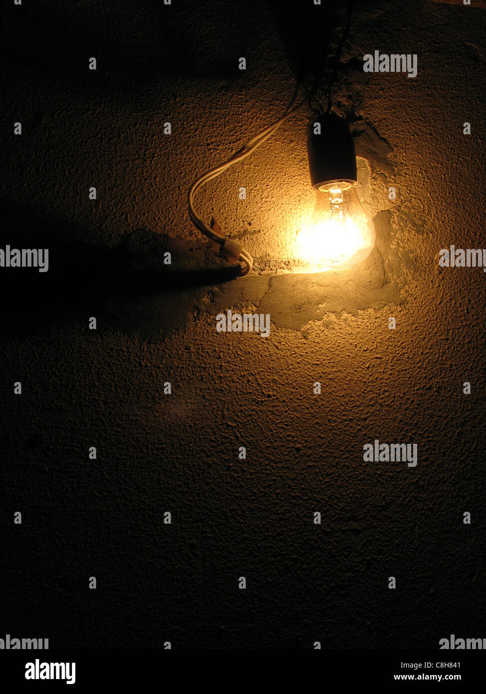 Lampe allumée sur le mur Banque D'Images