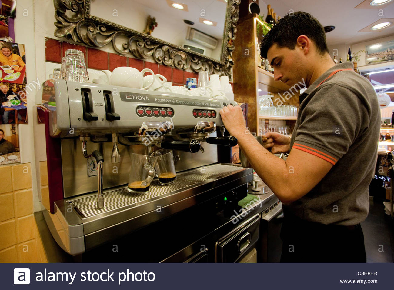 Café du matin merveilleux faites sous les yeux dans un café de Florence Banque D'Images