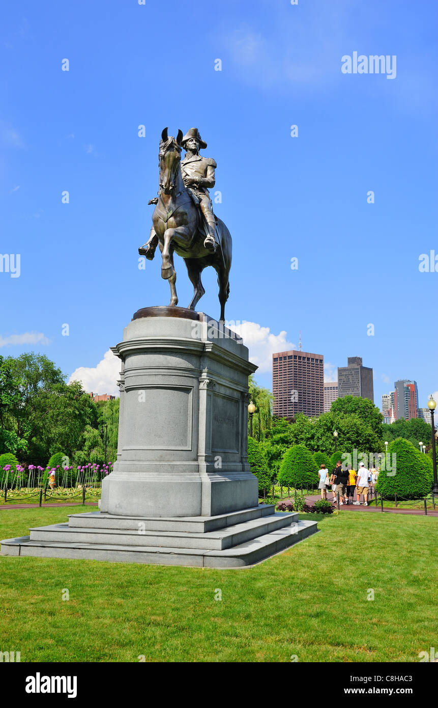 Statue de George Washington comme le célèbre monument à Boston Common Park with city skyline et gratte-ciel. Banque D'Images