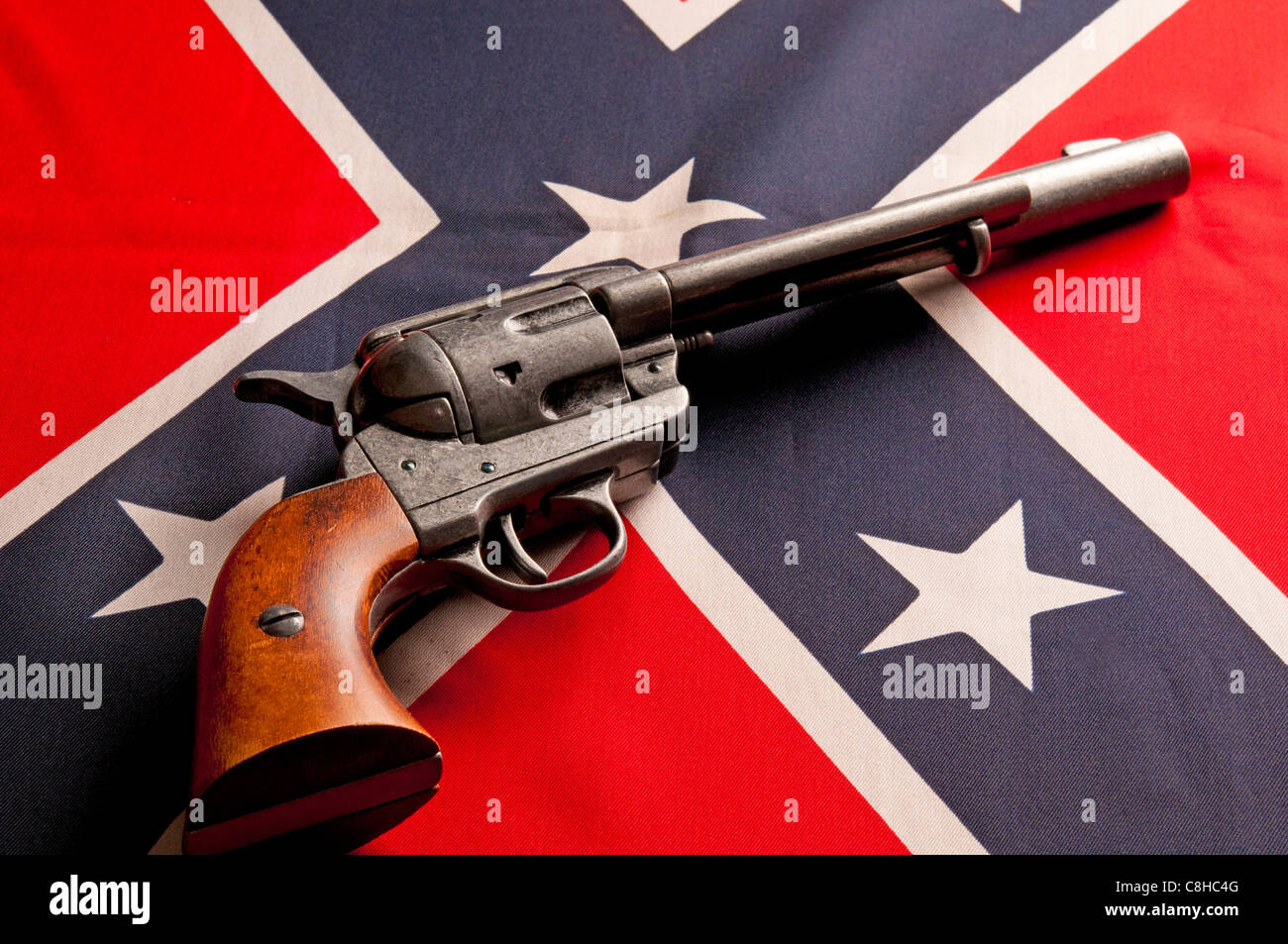 Revolver colt45 et drapeau confédéré Banque D'Images