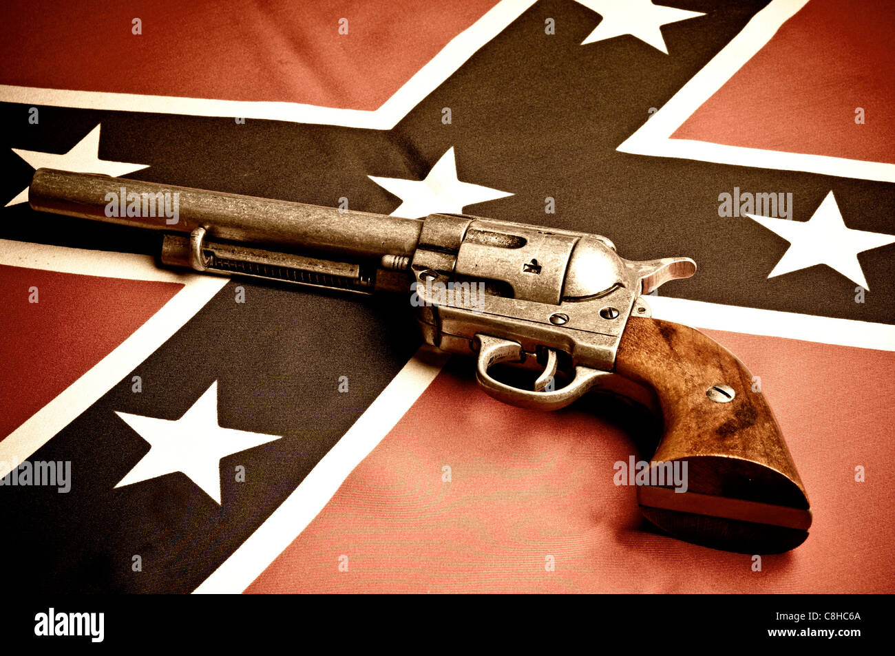 Revolver colt45 et drapeau confédéré Banque D'Images