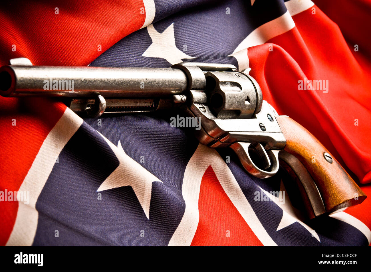 Revolver colt45 et drapeau confédéré Banque D'Images
